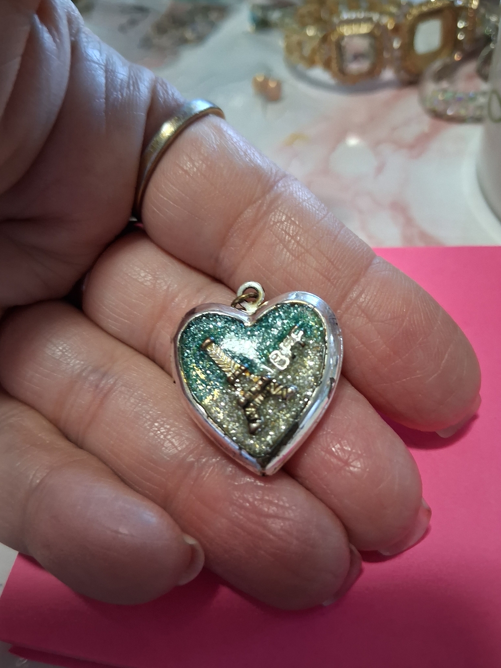 Source Unknown Heart Pendant Necklace with Green and Gold Glitter